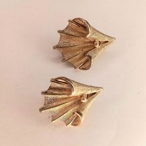 Vintage Coro Fan Shaped Gold Tone Clip On Earrings